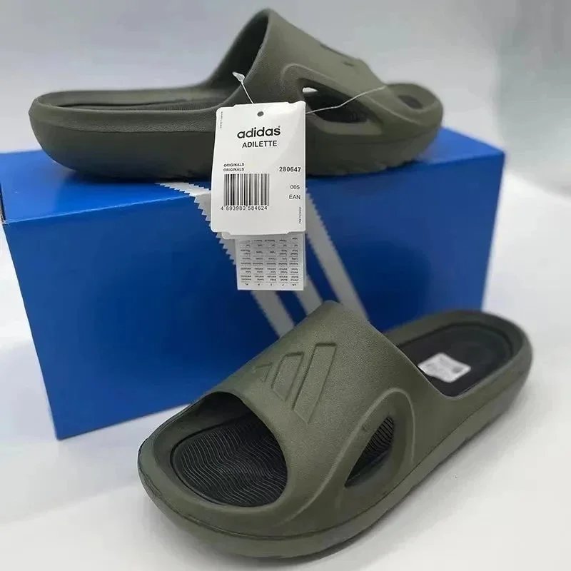 Chanclas Adidas Adilette con correa ancha y emblema de tres barras en relieve