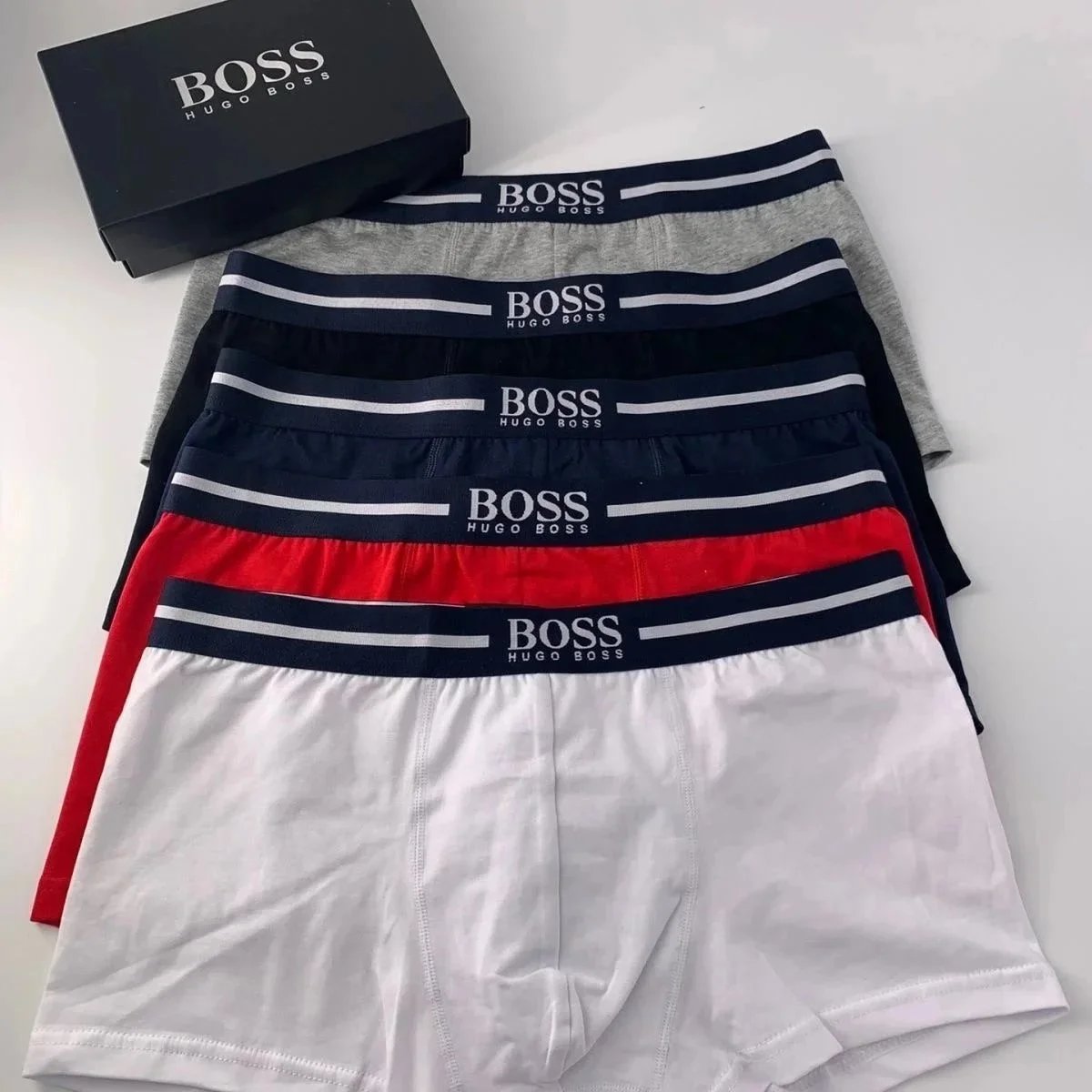 بوكسرات رجالية BOSS Hugo Boss بحزام بشعار، طقم 3 قطع في علبة