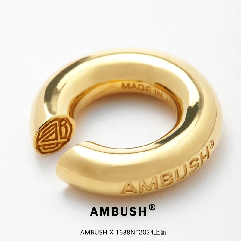 Náušnicový cuff AMBUSH otevřený kroužek s logem