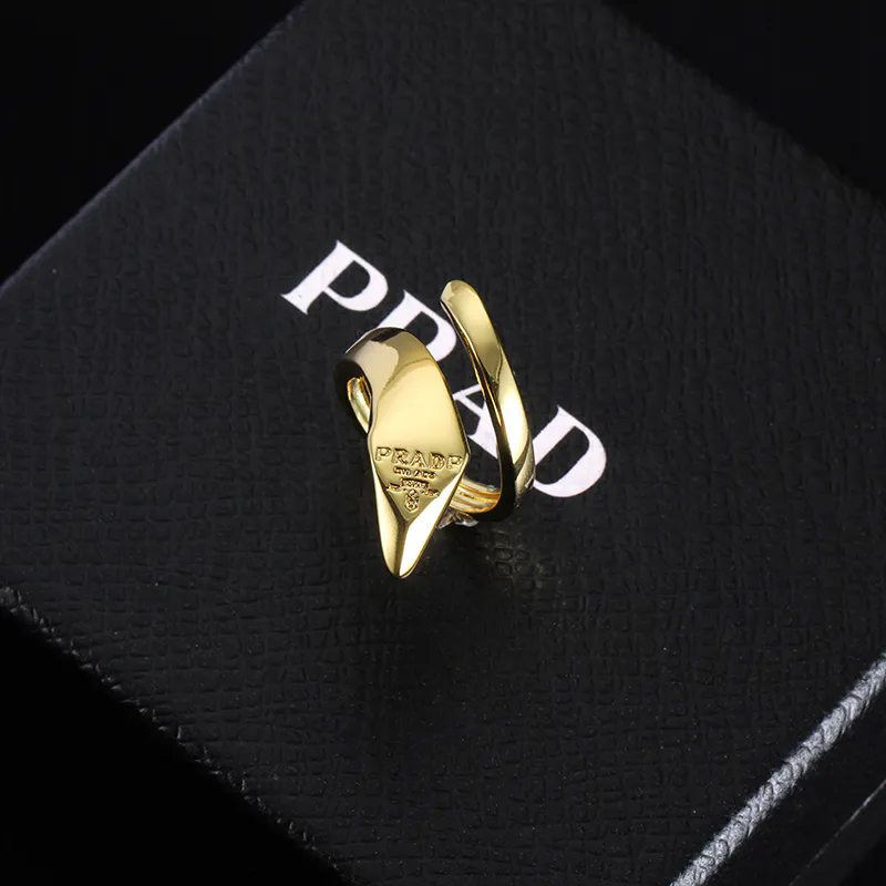 Anello aperto Prada a forma di serpente con lettering, in tono oro o argento