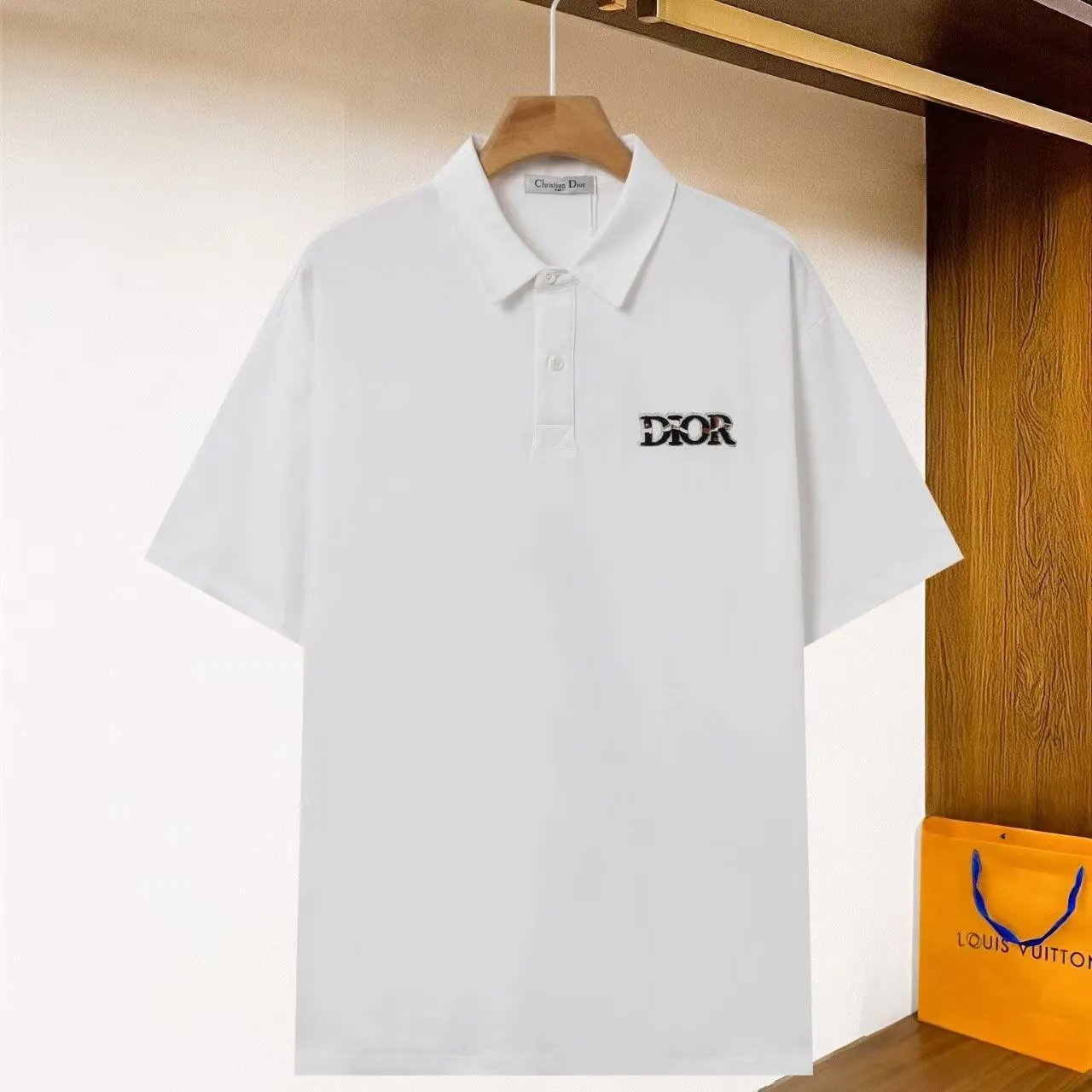 Koszulka polo Dior z krótkim rękawem i napisem, dostępna w czerni, bieli lub kawowym brązie