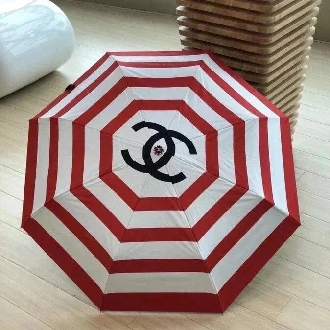 Ombrelli pieghevoli con righe, motivi floreali e monogrammi