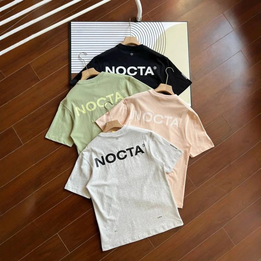 Nike NOCTA Grafik-T-Shirt mit Schriftzug auf dem Rücken in ausgewählten Farben