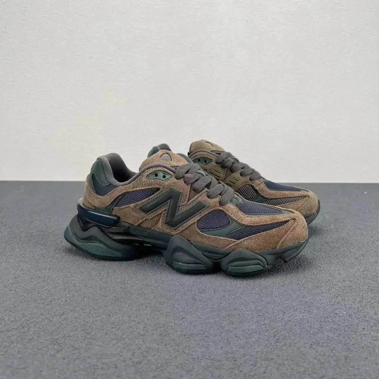 Zapatillas bajas New Balance 9060 de suela gruesa en varios colores