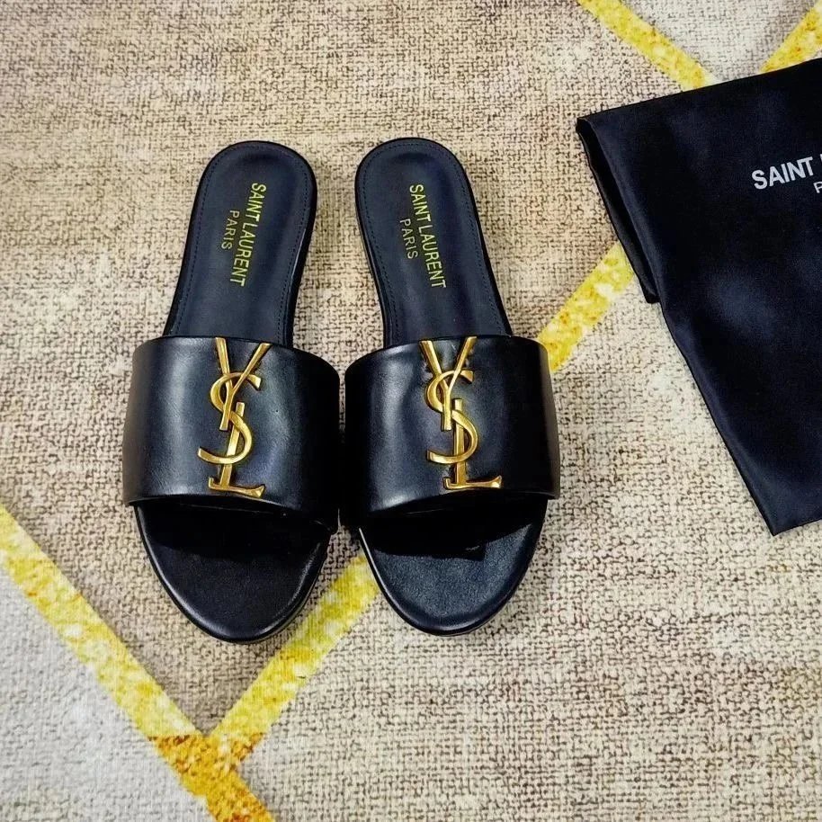 Ploché sandály Saint Laurent YSL s monogramem