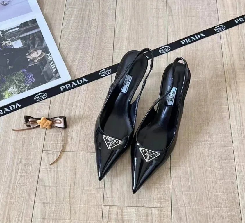 Décolleté Prada a punta con slingback e tacco a spillo in effetto vernice