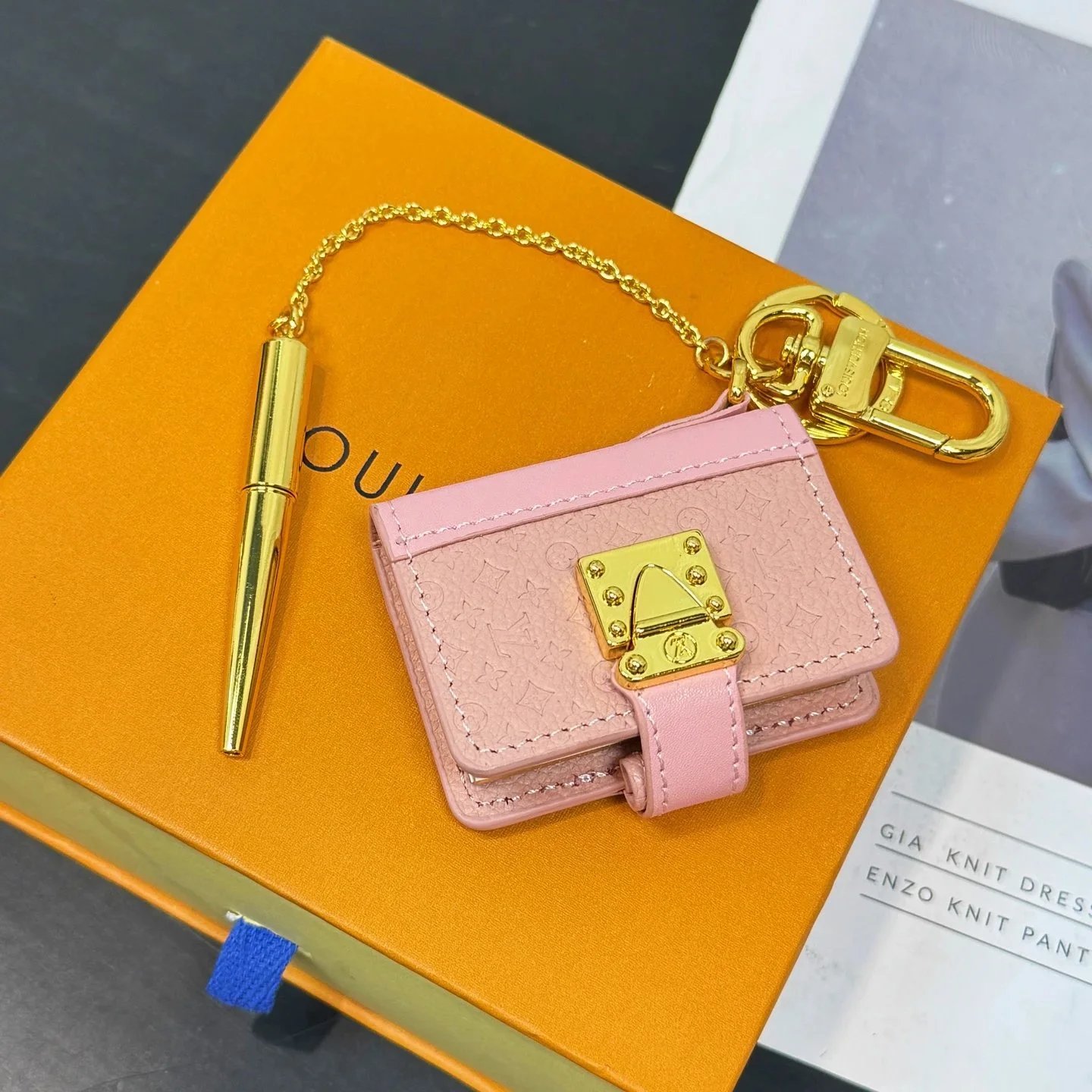Portachiavi mini quaderno Louis Vuitton con penna dorata