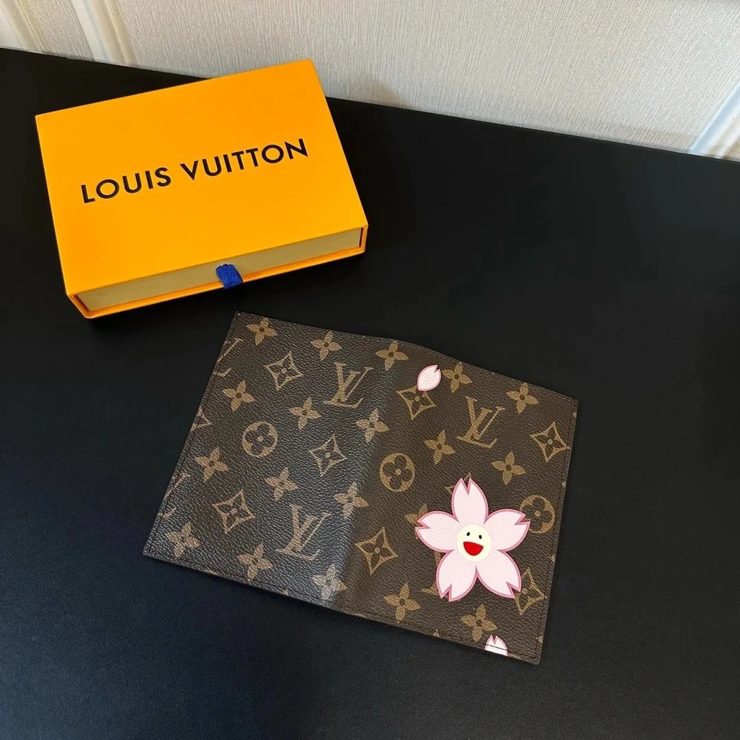 Louis Vuitton Monogram Passhülle mit lächelnder rosa Blume