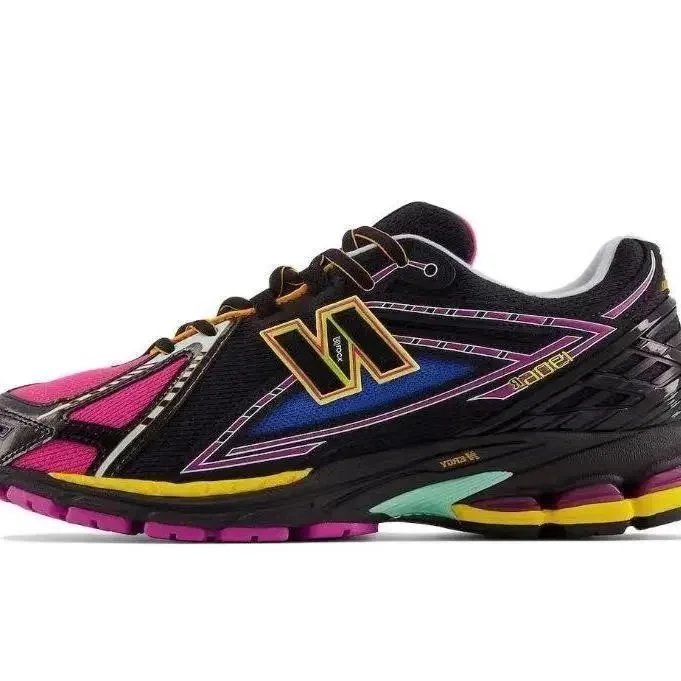 Zapatilla baja New Balance 1906R negra con paneles de color