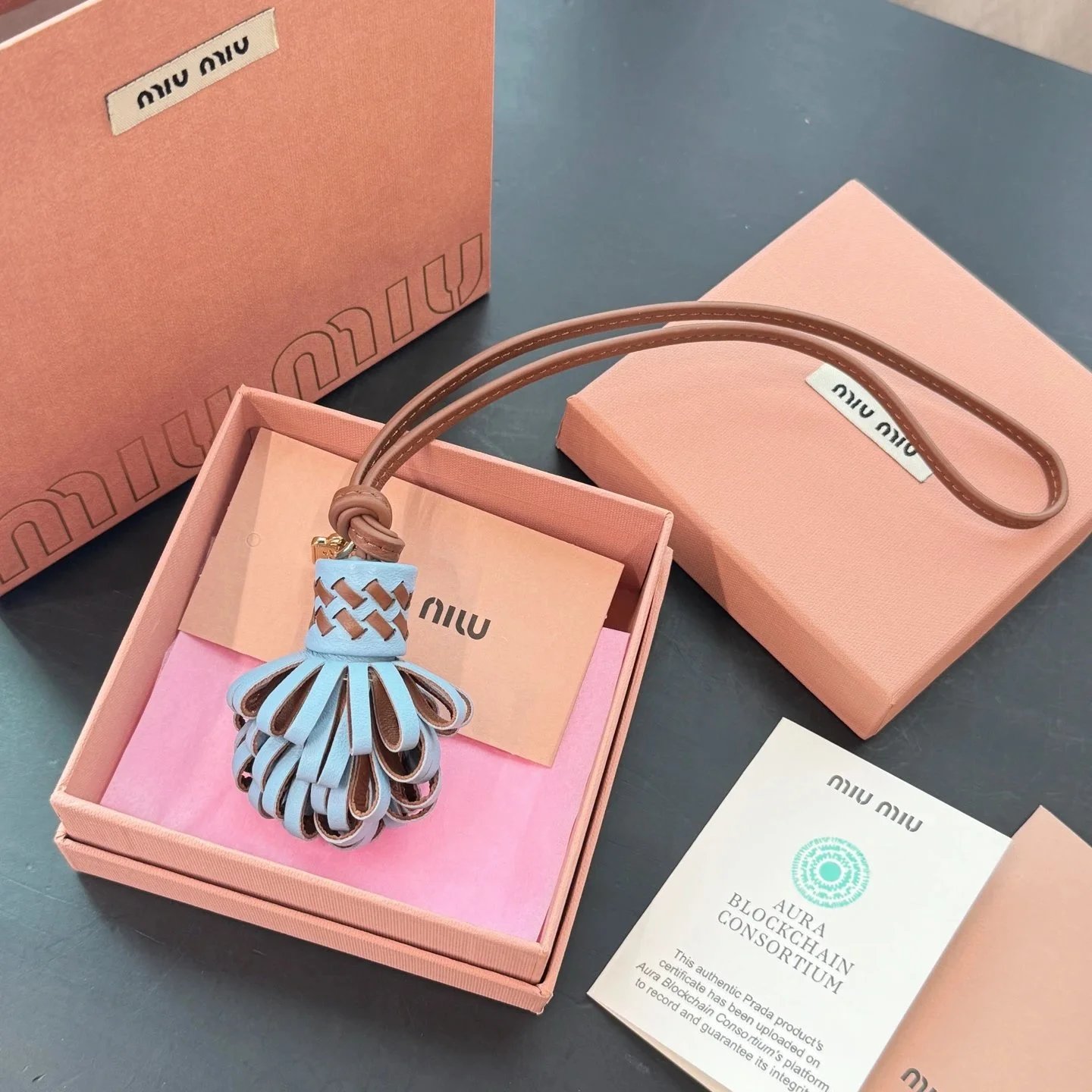 Miu Miu blaues geflochtenes Taschenanhänger-Quaste mit Logo-Plakette