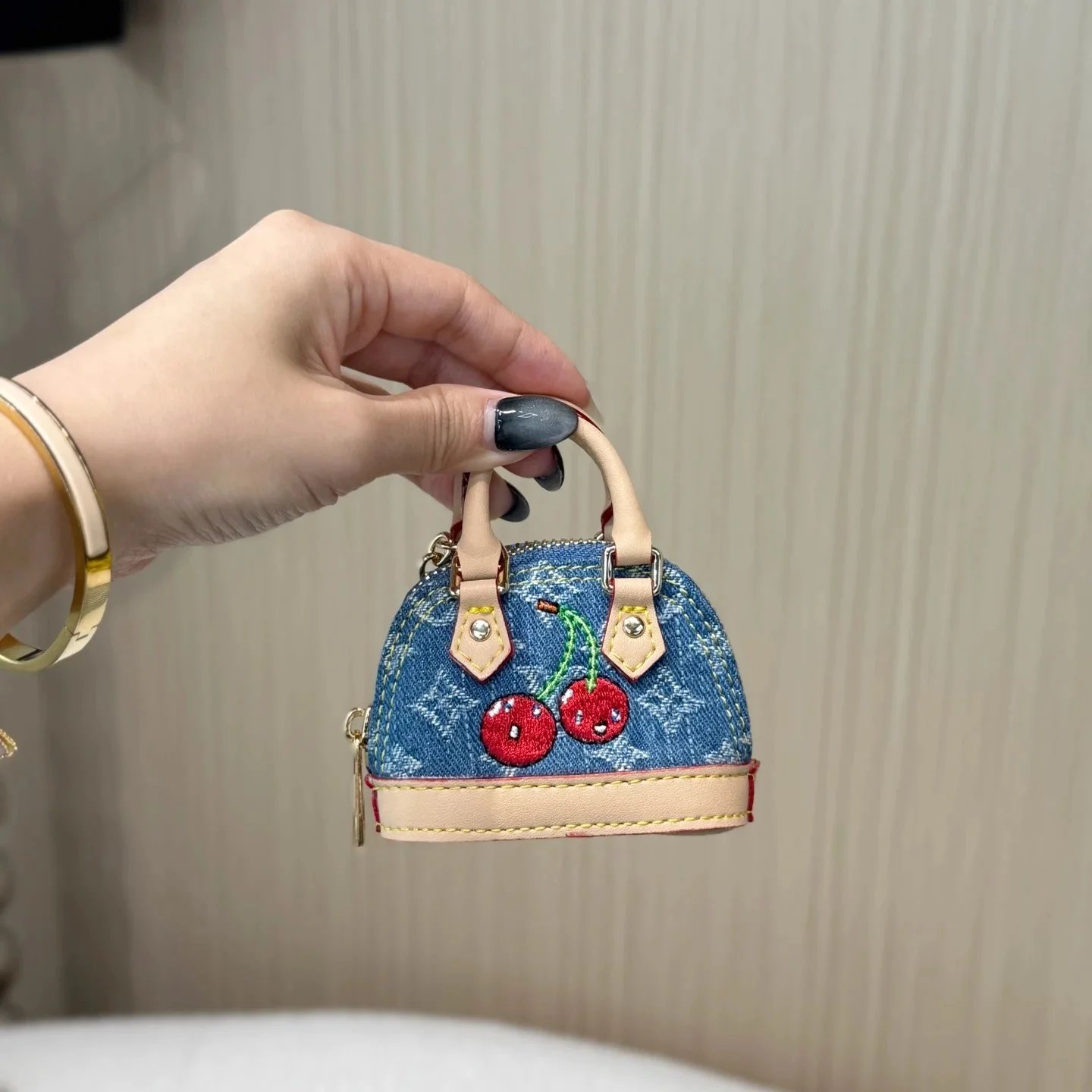 Louis Vuitton Mini-Anhänger mit Kirschenmotiv