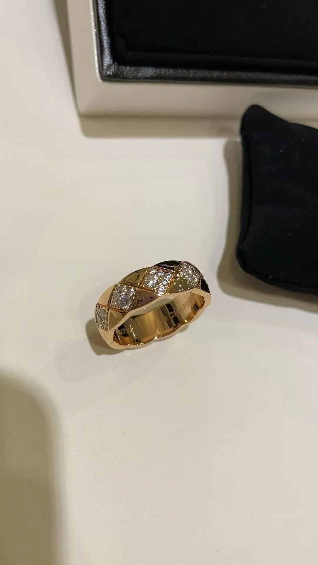 Chanel ring met gewatteerd bloemmotief in goudtint of zilvertint