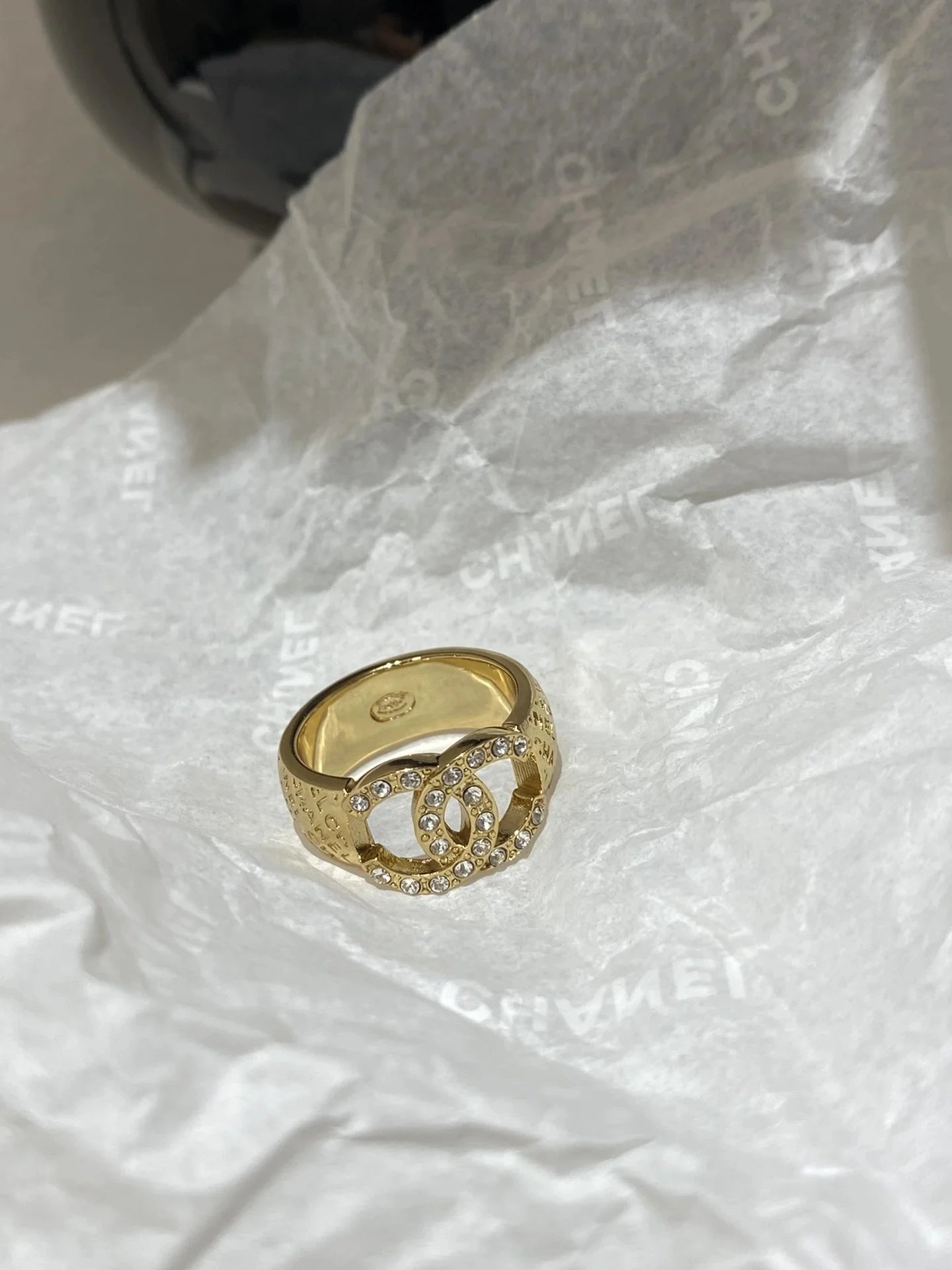 Chanel ring in goudtint met opengewerkte dubbele C en heldere stenen