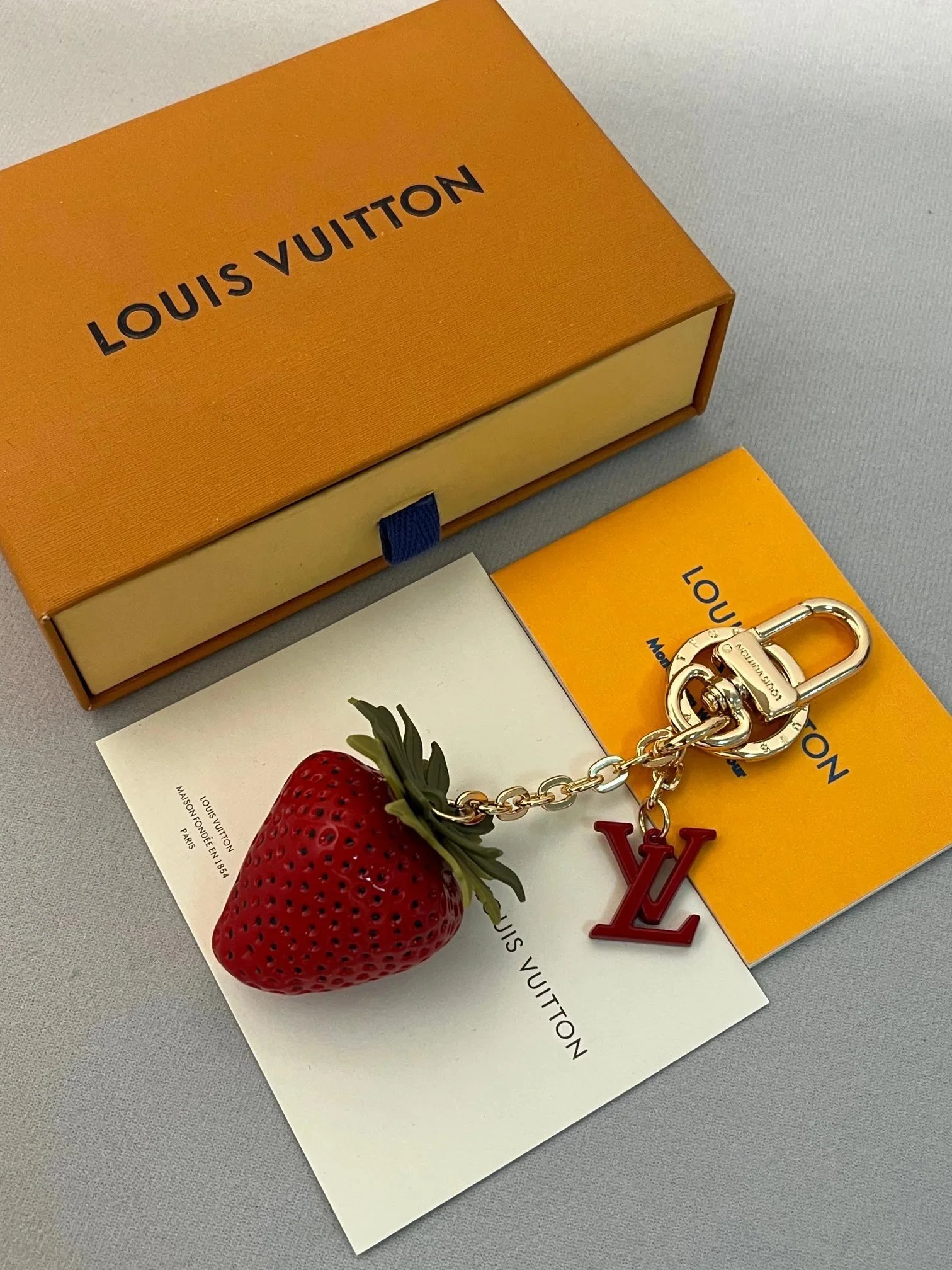 Louis Vuitton Erdbeer-Anhänger für Tasche und Schlüssel