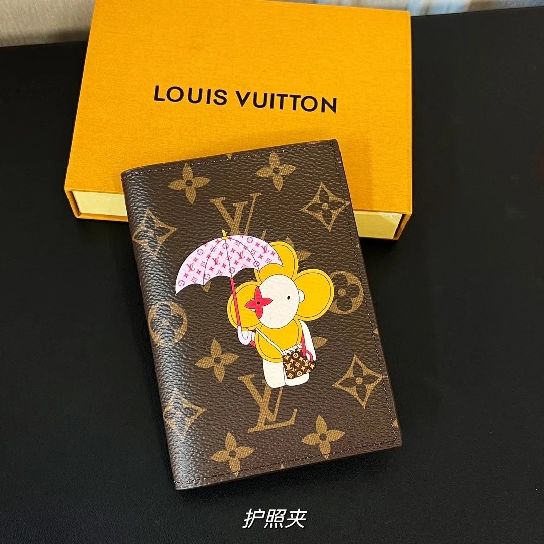 Louis Vuitton Reisepasshülle mit Blumenfigur und Monogramm-Motiven