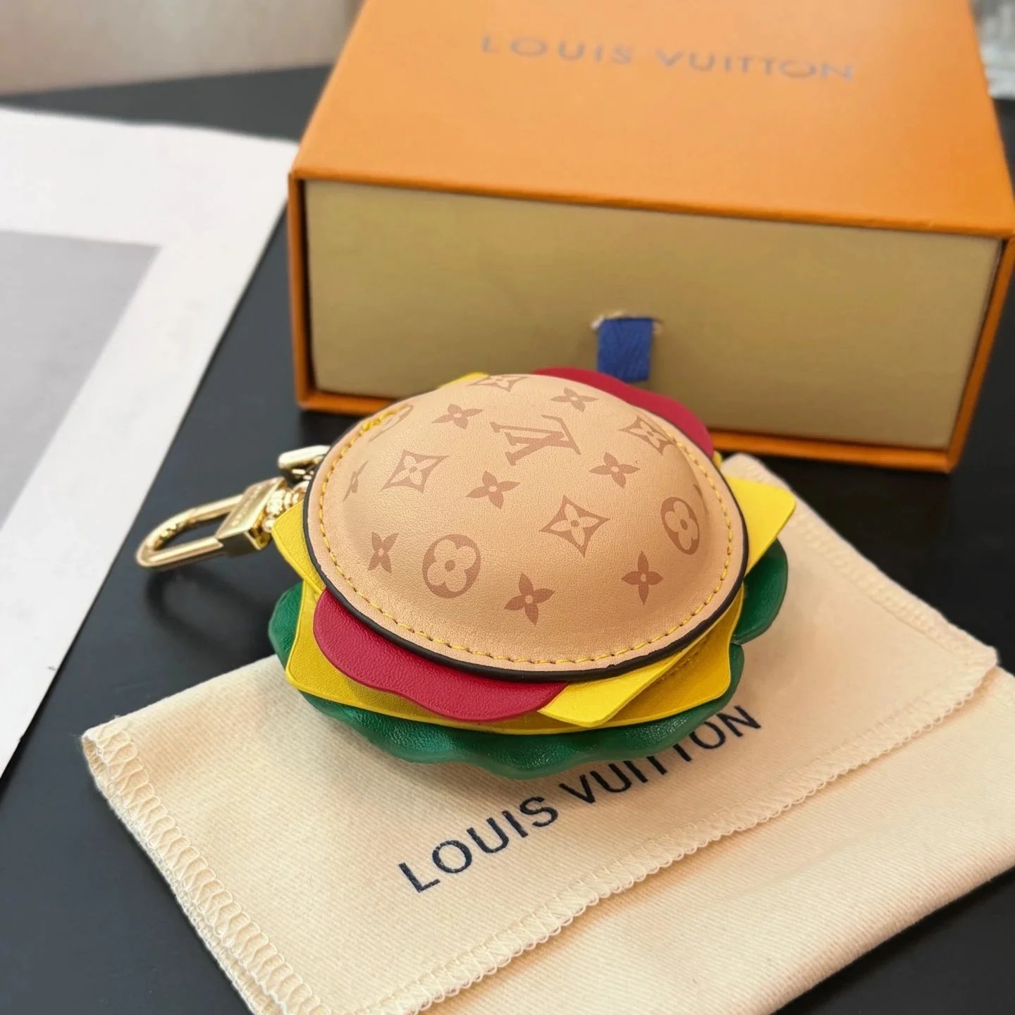 Ciondolo Louis Vuitton Hamburger con zip e monogramma