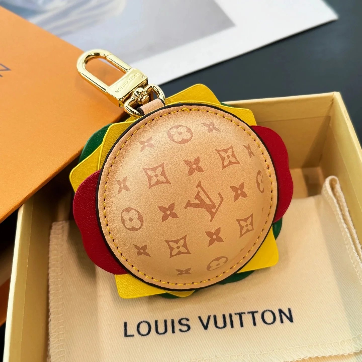 Louis Vuitton Hamburger Monogramm-Anhänger mit Reißverschluss