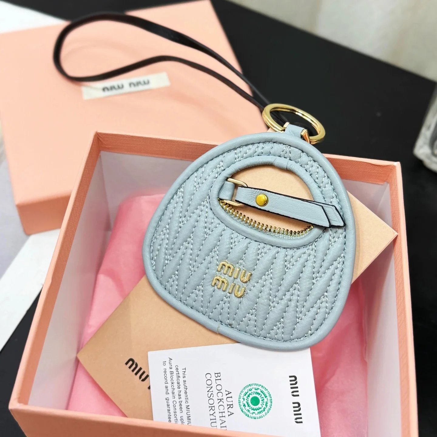 Miu Miu 绗缝迷你包挂饰 带手腕带