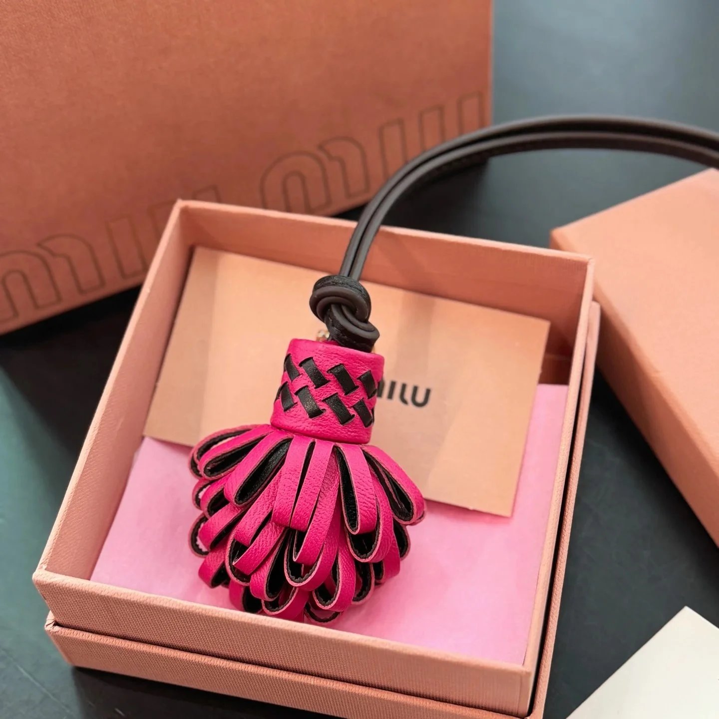 Miu Miu 粉色流苏包挂饰 配金色吊牌