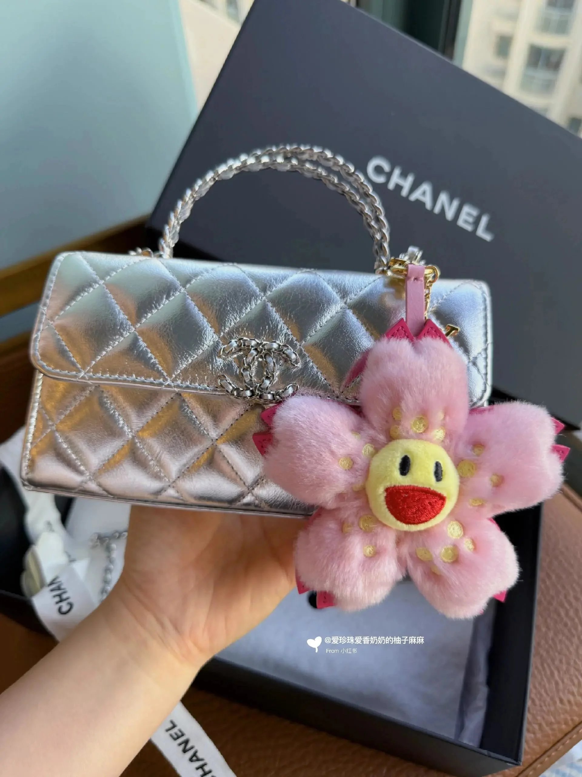 Colgante de bolso floral sonriente de felpa rosa con puntos dorados