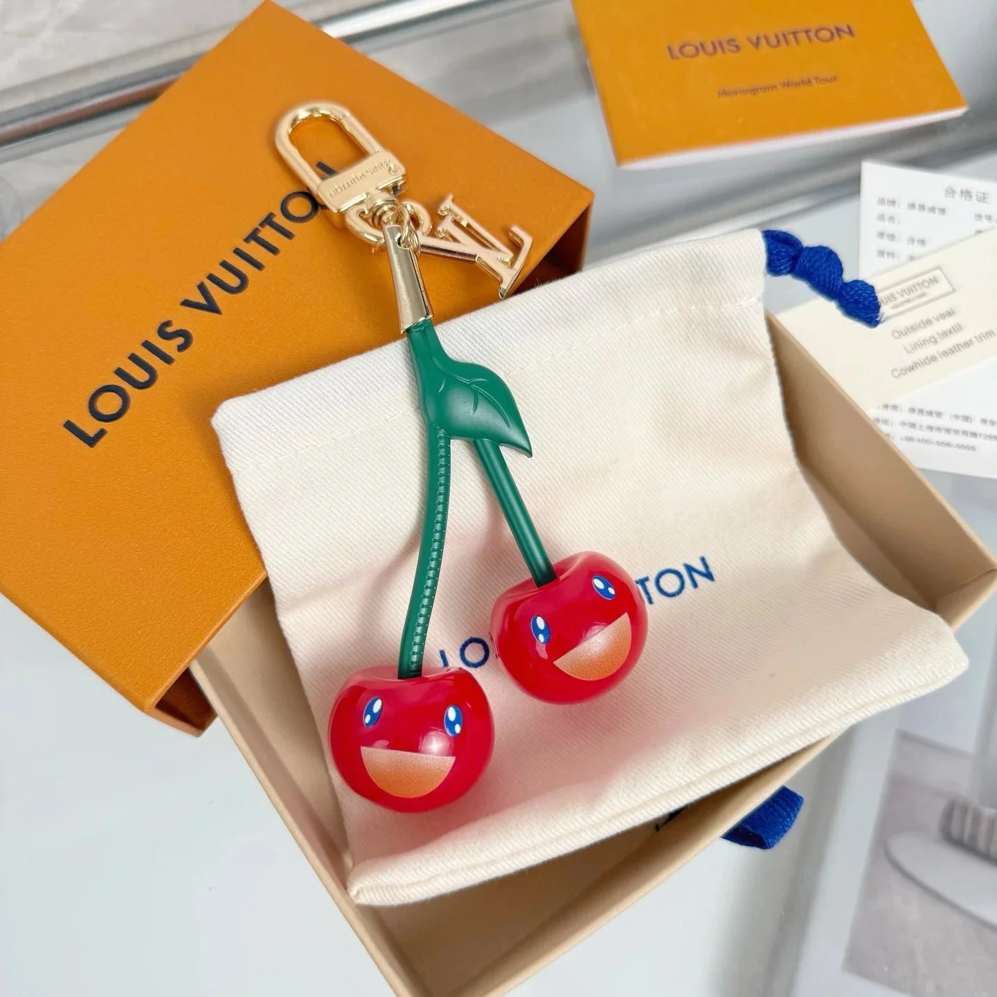 Colgante y llavero Louis Vuitton de cerezas con caritas sonrientes