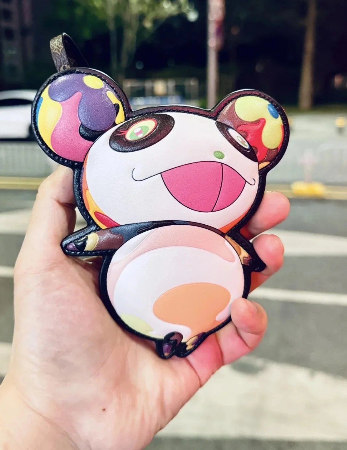 Colgante para bolso con forma de panda de colores y tira estampada