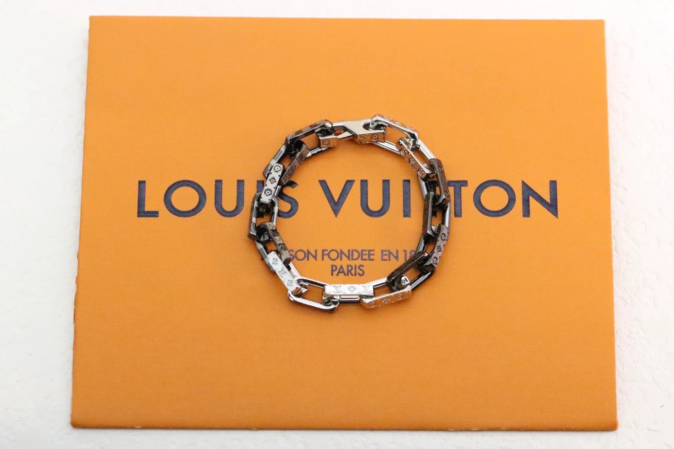 Silver-Black Chain-Link Bracelet with Engraved Motif