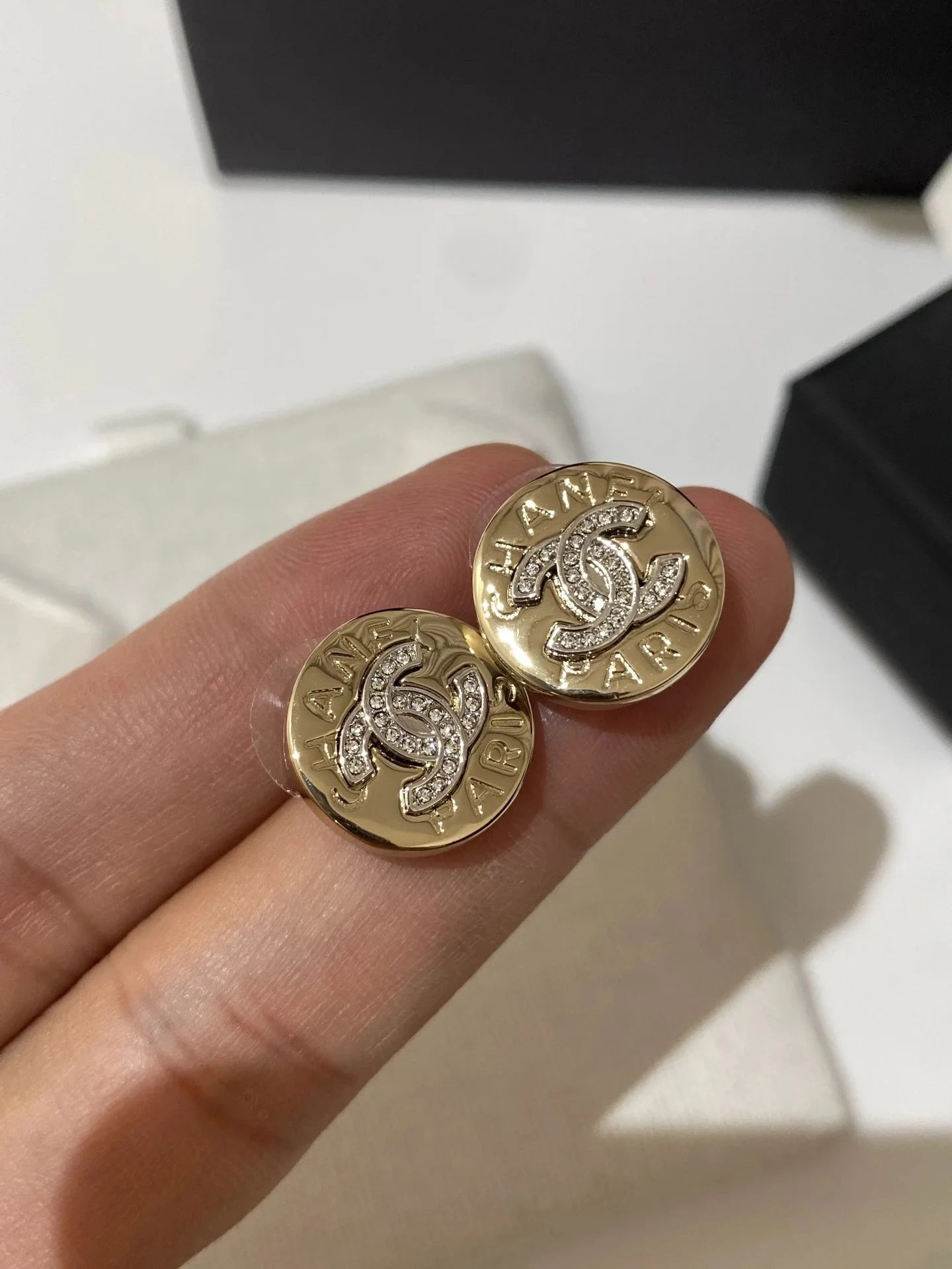 Tweekleurige ronde CC-oorstekers van Chanel