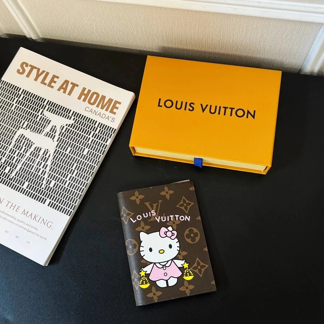 Portapasaporte Louis Vuitton Hello Kitty con estampado monograma