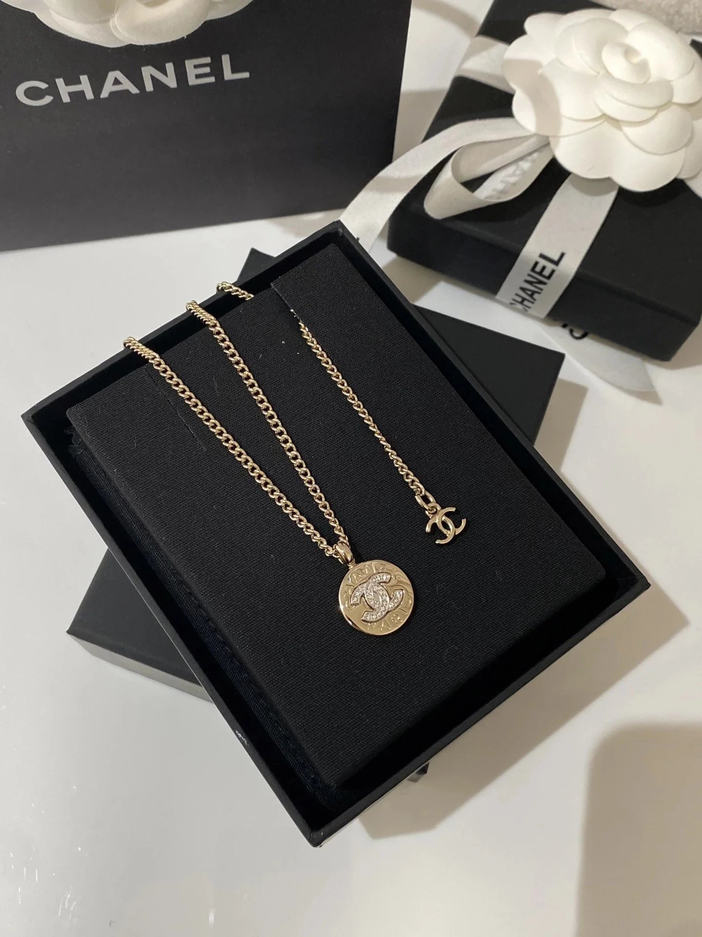 Chanel ketting met ronde CC-hanger in lichtgoud tweekleurig
