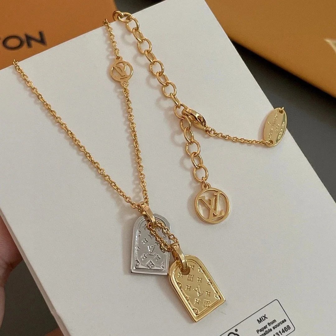 Ketting met goudkleurige en zilverkleurige schildlabels