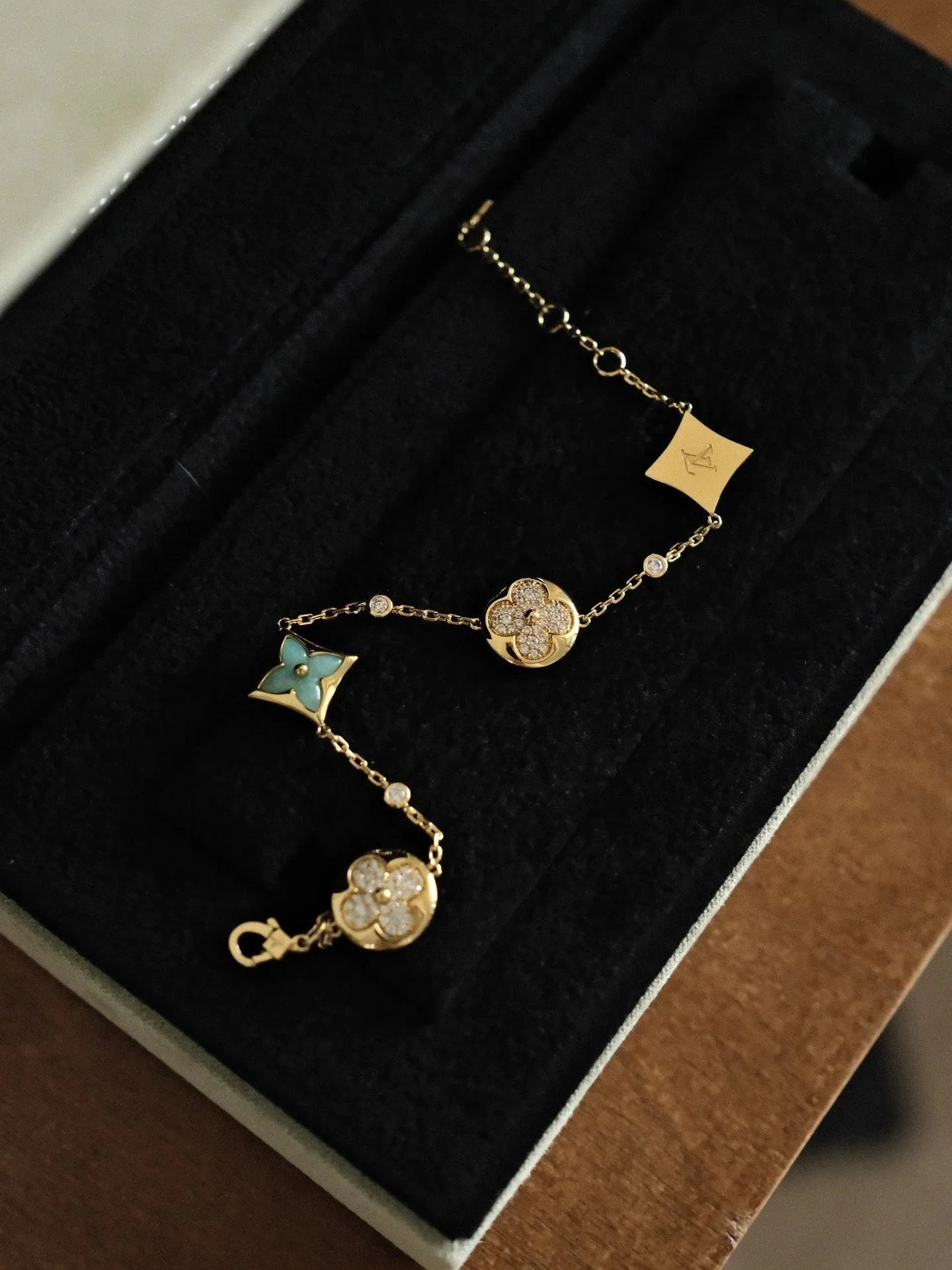 Louis Vuitton kettingarmband met vier motieven en turquoise kleurige inleg