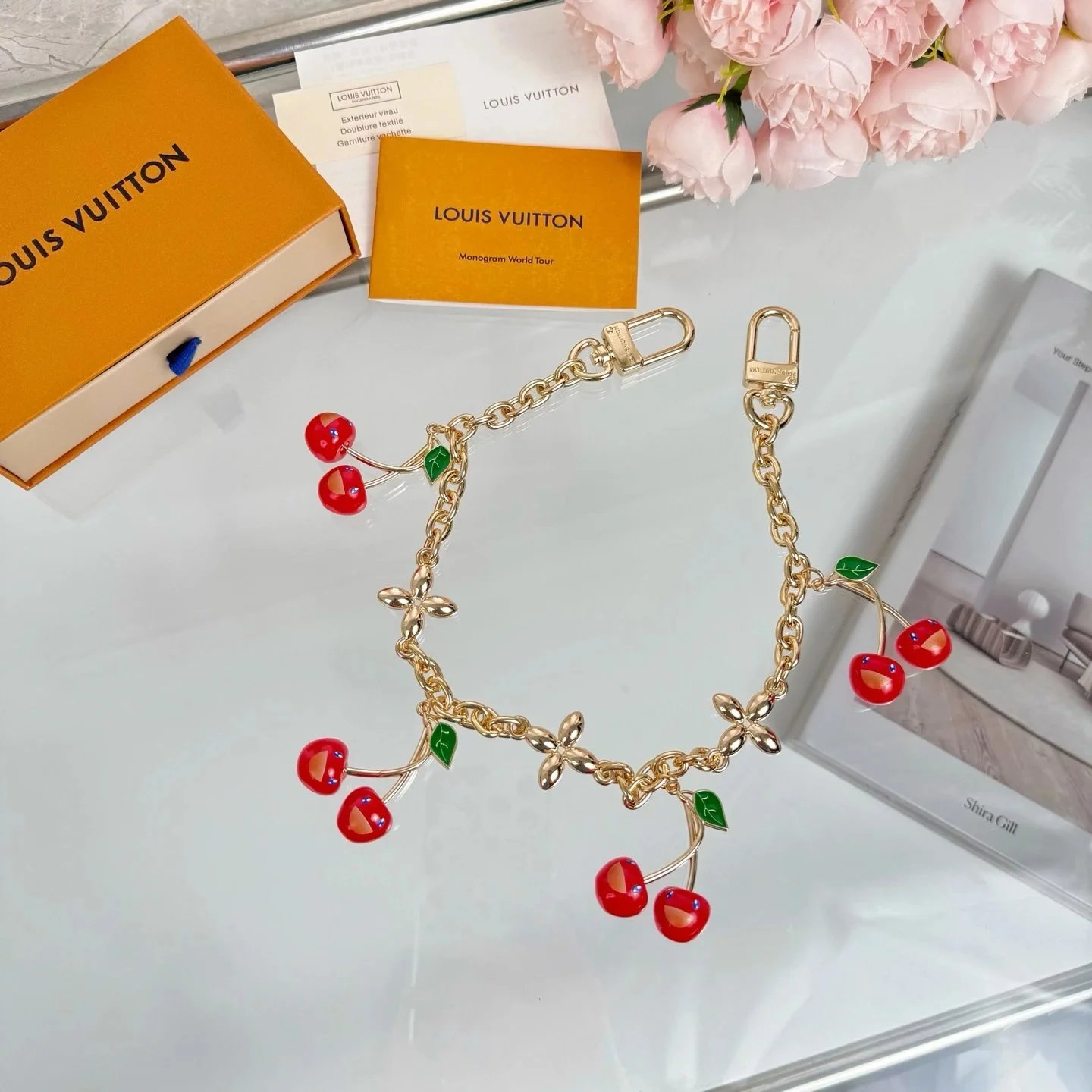 Adorno de bolso Louis Vuitton con motivo de cerezas y cadena de tono dorado