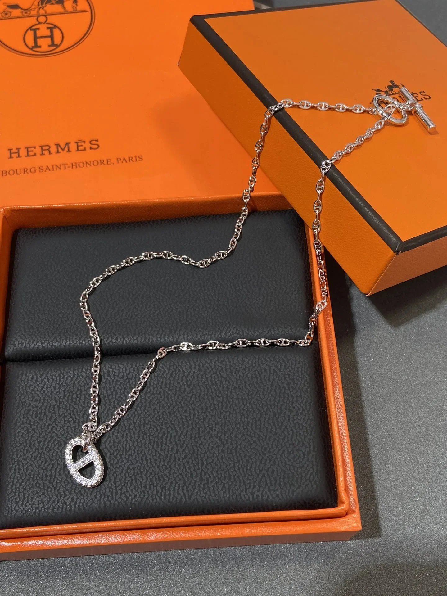 Collana con pendente ovale traforato e dettaglio di chiusura a T