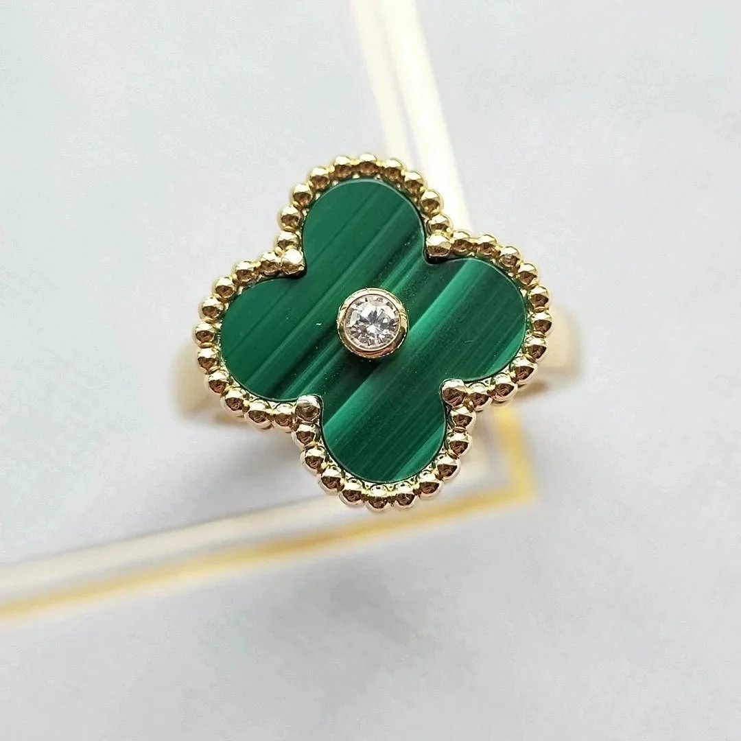 Anillo de trébol de cuatro pétalos verde con borde de cuentas doradas