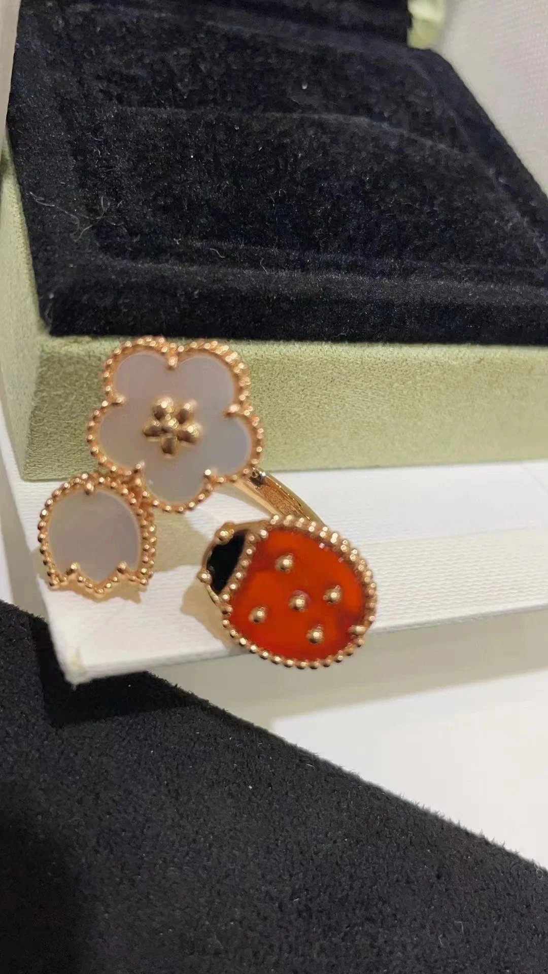 Anillo abierto con motivos de mariquita y flor estilo Van Cleef & Arpels