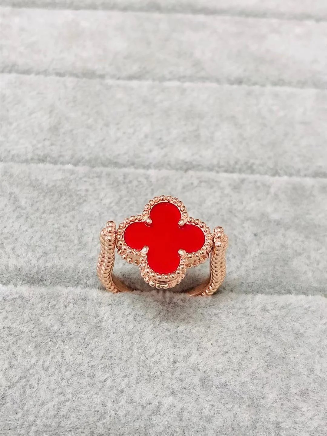 Anillo de trébol de doble cara con frente rojo y bordes de puntos