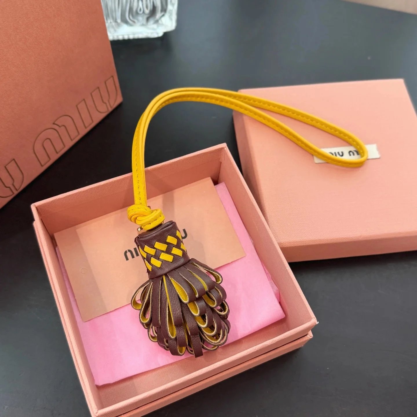 Miu Miu 流苏包挂饰 配黄色挂绳
