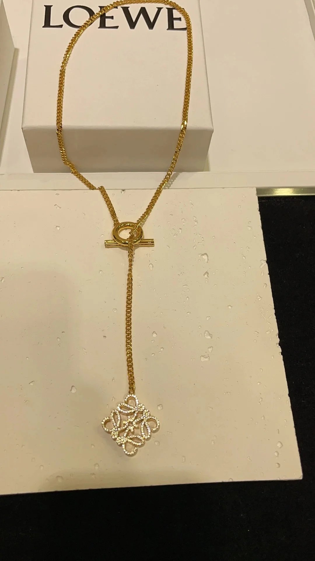 Collier Lariat Loewe Doré avec Pendentif Géométrique à Effet Cristal