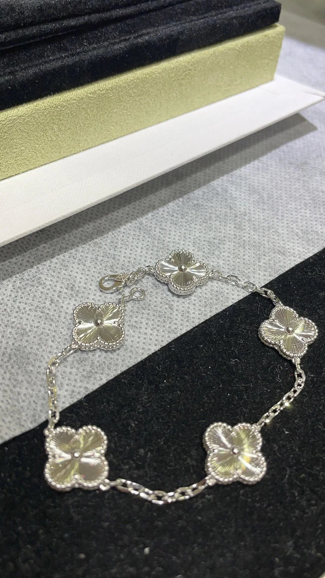 Bracelet à cinq motifs trèfle à quatre feuilles en ton argenté