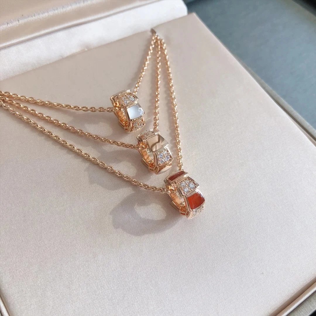 Collana con pendente a botte Bulgari in tre versioni