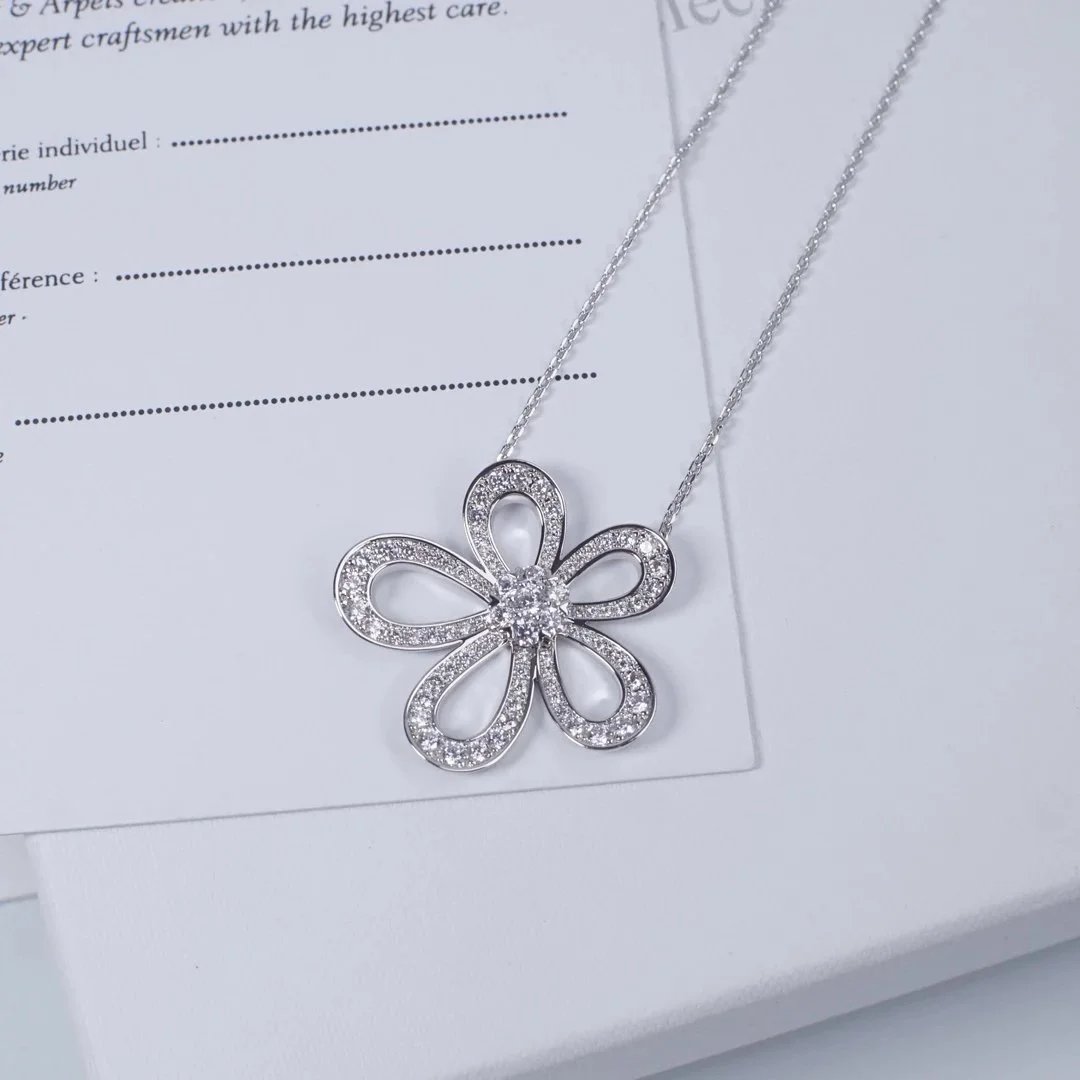 Collar con colgante floral Van Cleef & Arpels de pétalos calados