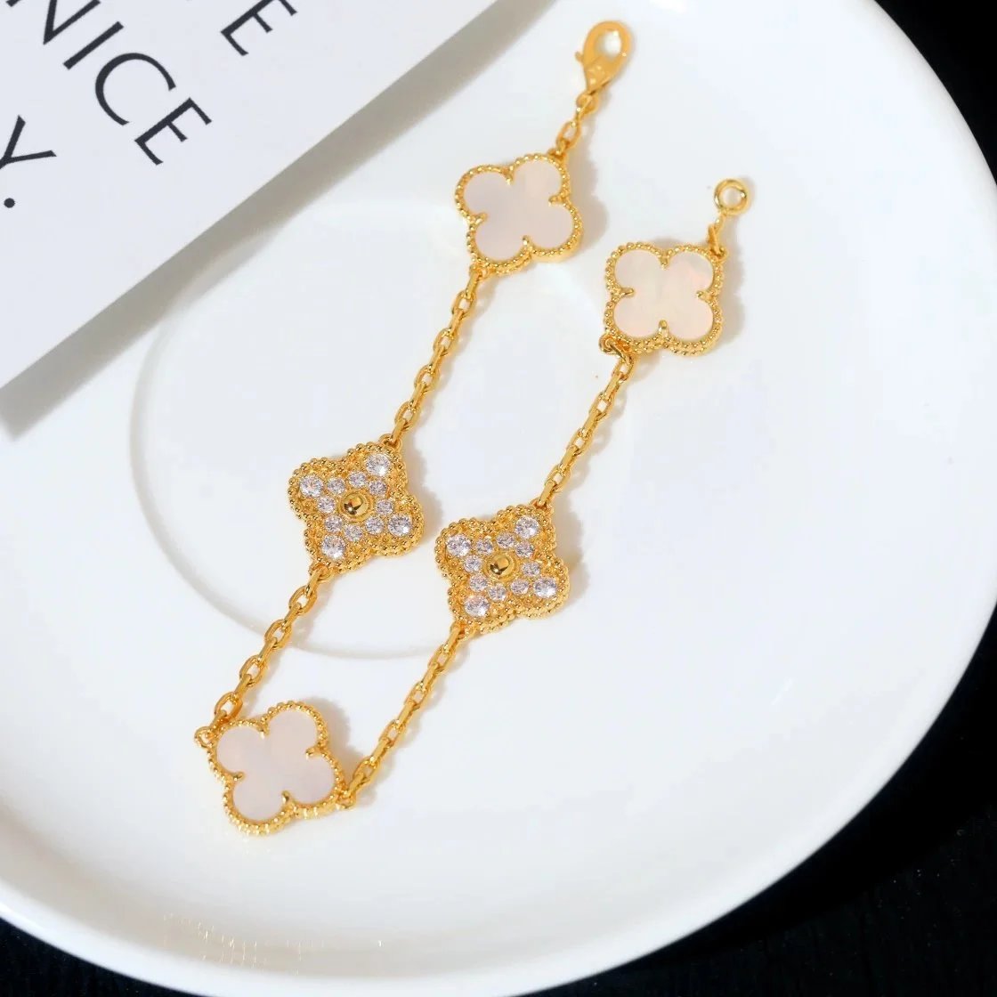 Pulsera de cinco motivos de trébol con inserciones claras y detalles de piedras transparentes