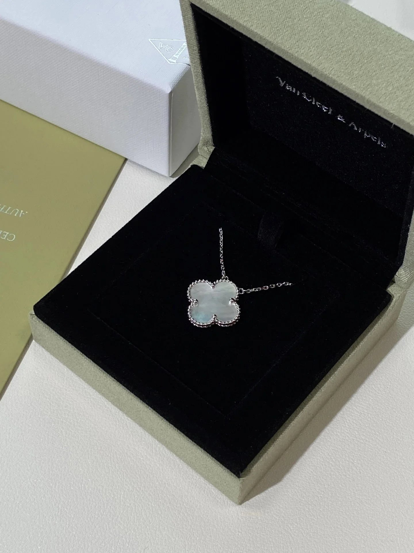 Collar con colgante de trébol de cuatro hojas Van Cleef & Arpels