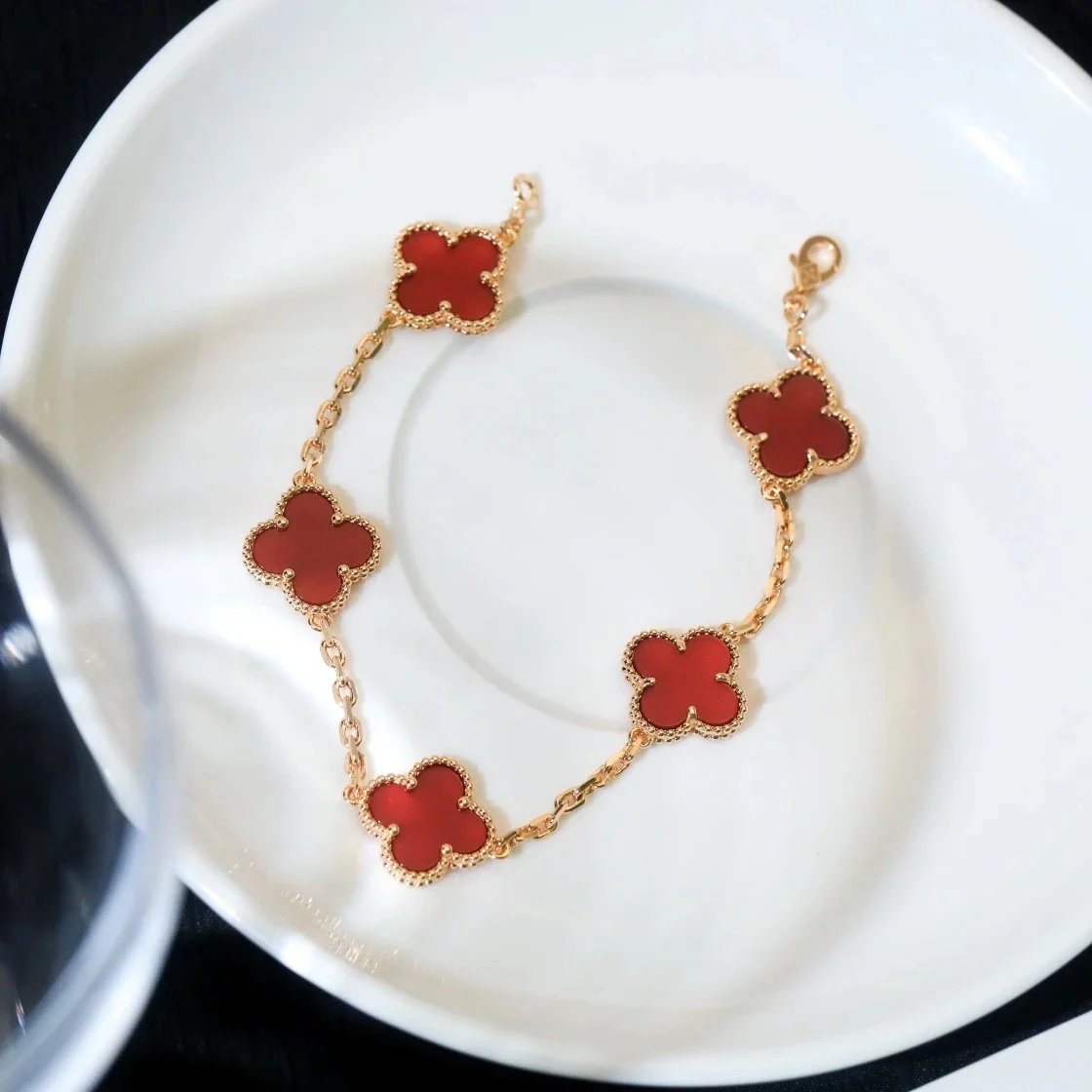 Pulsera de cadena con cinco motivos de trébol en rojo intenso