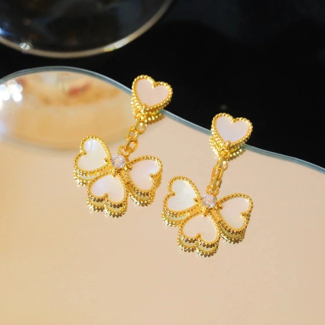 Pendientes Van Cleef & Arpels — Motivo floral · Forma de corazón