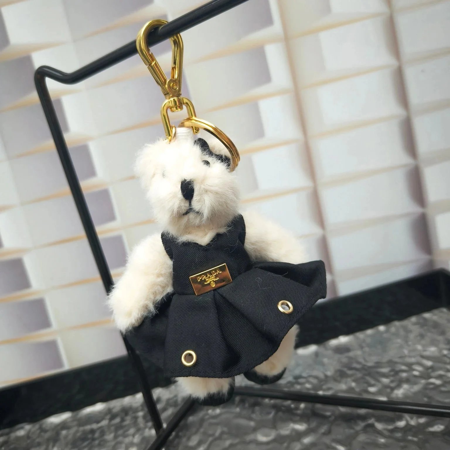 Prada Bären-Anhänger mit schwarzem Faltenkleid und goldfarbenem Karabiner