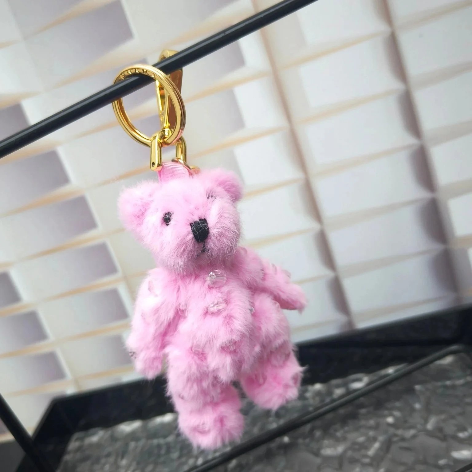 Rosa Bären-Anhänger für Taschen mit klaren Tropfen und Goldton-Ring