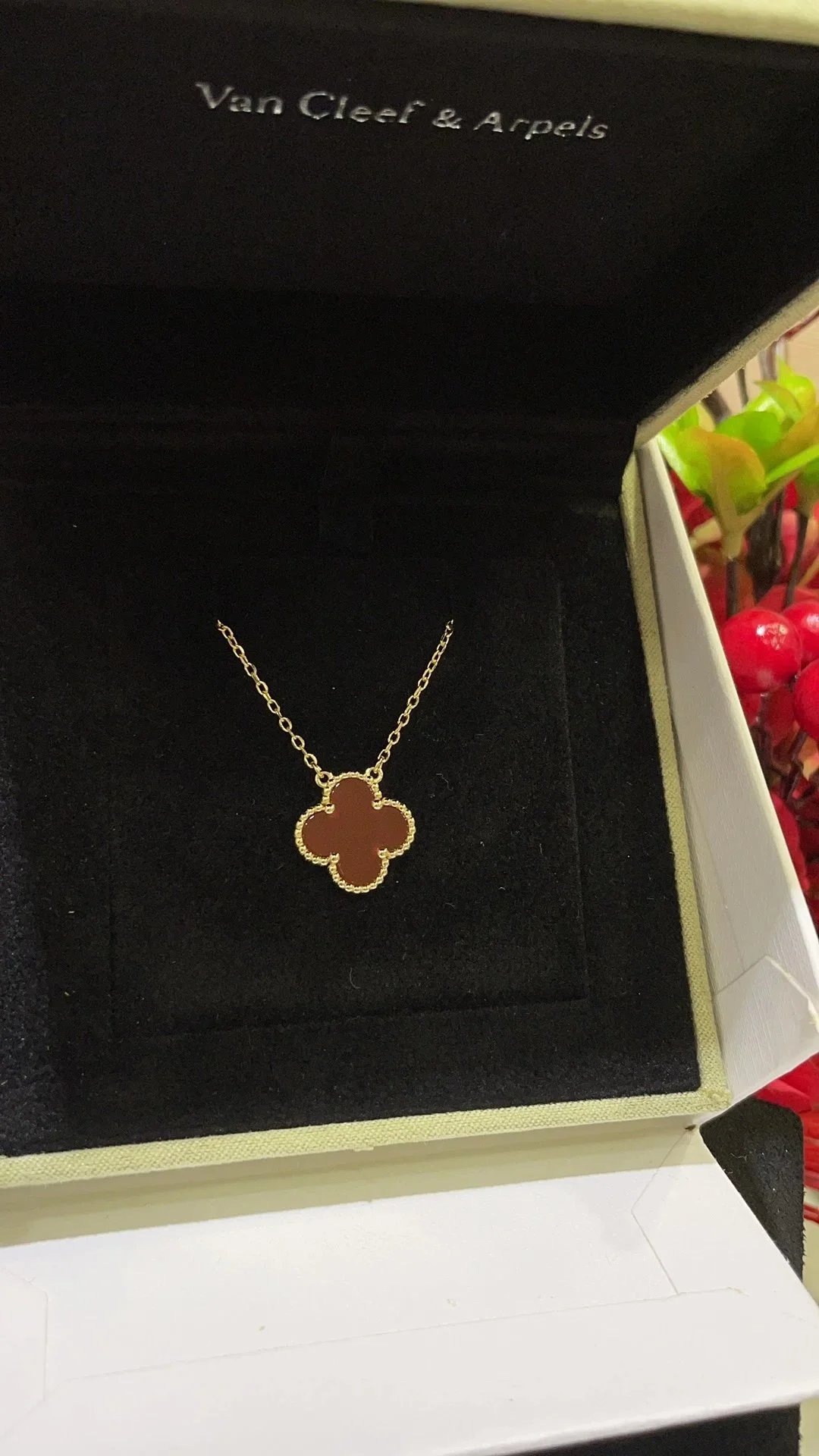 Collar con colgante de trébol de cuatro hojas e incrustación marrón rojiza