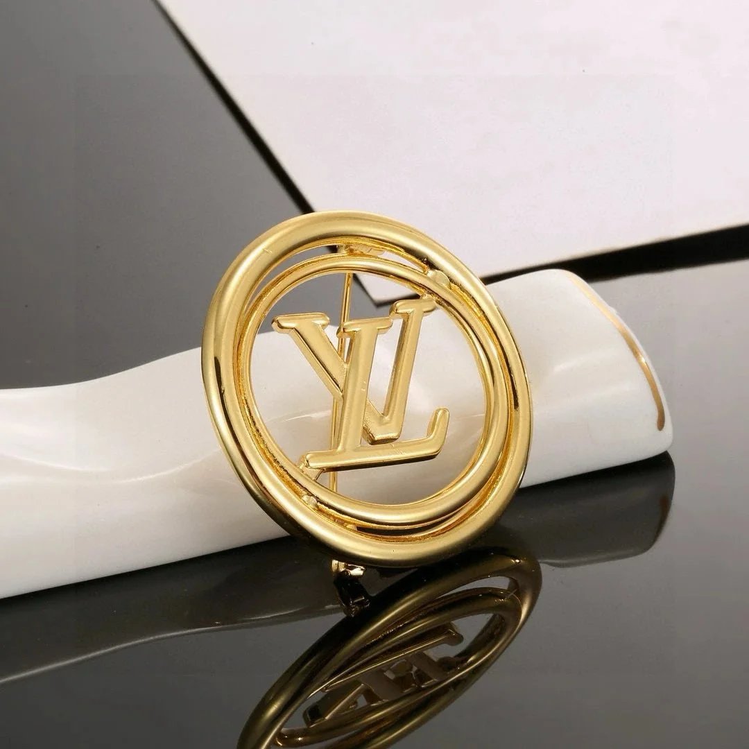 Okrągła broszka Louis Vuitton LV z literami w złotym odcieniu